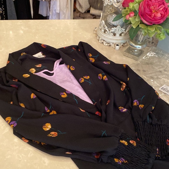 Beautiful CAbi sleeveless top - Picture 11 of 12